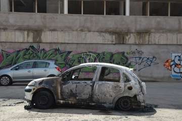 Imágenes de algunos de los vehículos afectados por los incendios en el parquin de Arnao y solar de Punto Fielato/TA.